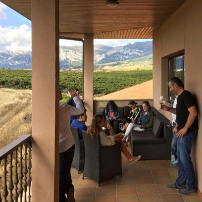Momento de cata de vino en Bodegas Pujanza